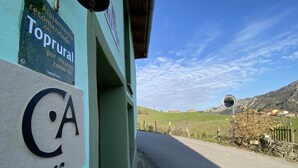 Letrero con el texto 'Alojamiento Recomendado Toprural por viajeros como tú' y un gran logo 'CA'.