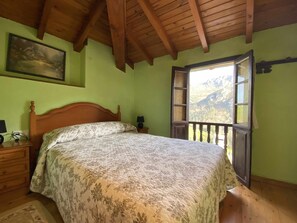 2 bedrooms, travel cot, bed sheets - Casa El Marizal 1 Arriondas (Montealea)