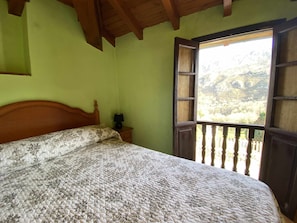 2 bedrooms, iron/ironing board, travel cot, bed sheets - Casa El Marizal 1 Arriondas (Montealea)