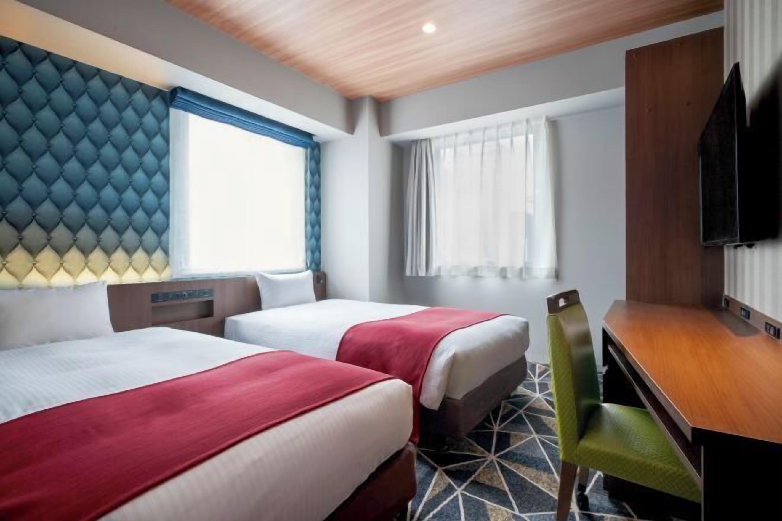 Escritorio, cortinas blackout, wifi gratis y ropa de cama 