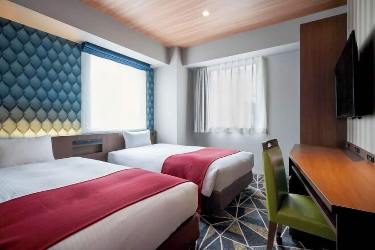 Escritorio, cortinas blackout, wifi gratis y ropa de cama