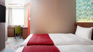 Quarto de hotel com uma cama grande, uma escrivaninha e uma cadeira.