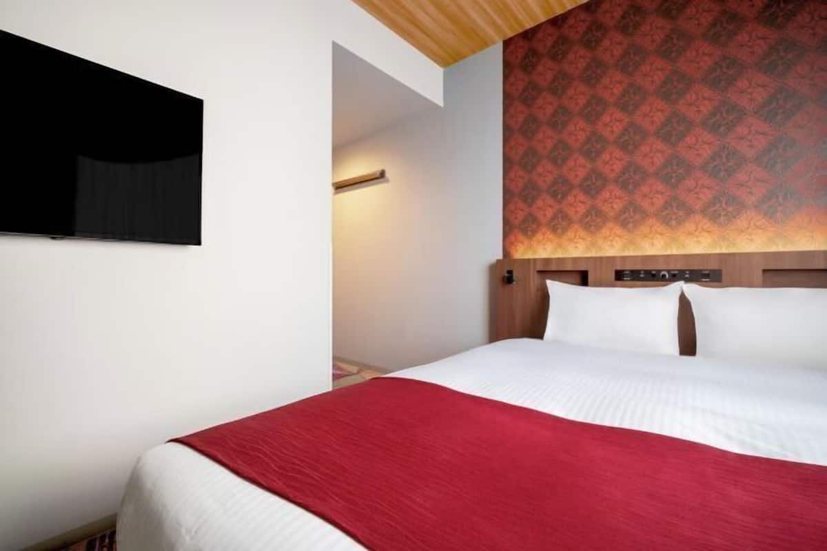 Escritorio, cortinas blackout, wifi gratis y ropa de cama