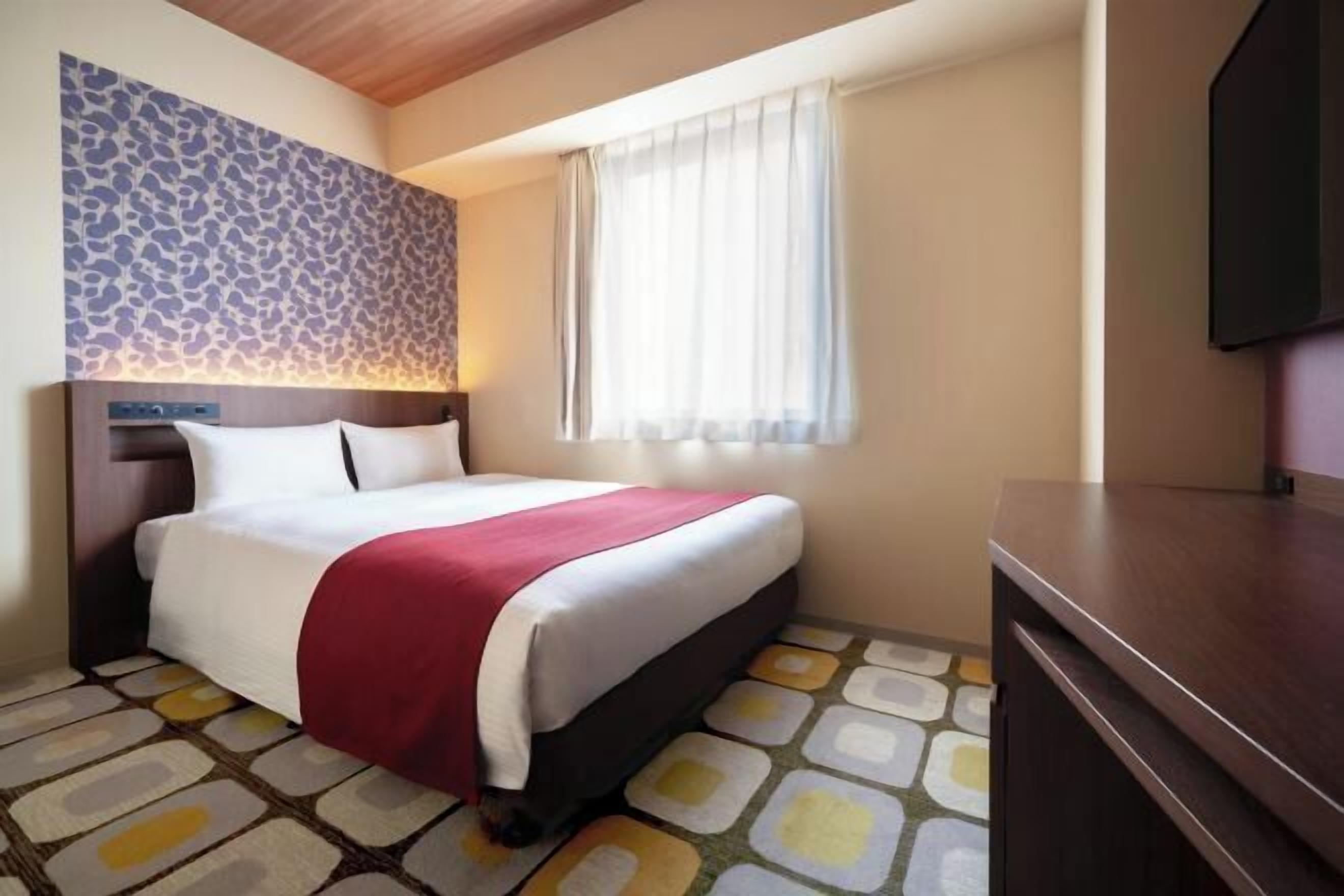 Escritorio, cortinas blackout, wifi gratis y ropa de cama 