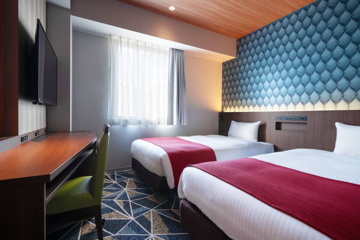 Escritorio, cortinas blackout, wifi gratis y ropa de cama 