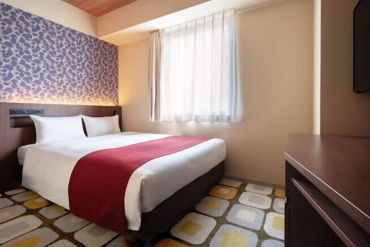 Escritorio, cortinas blackout, wifi gratis y ropa de cama