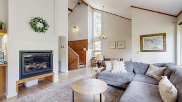 电视、壁炉、桌上足球、乒乓球