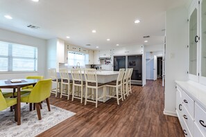 Dining - NEW! Moonlight Manor- Pool & Hot Tub- Just minutes from Downtown Waco (Robinson)