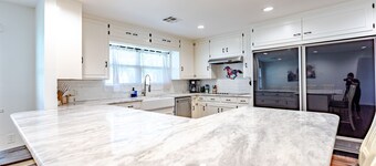 NEW! Moonlight Manor- Pool & Hot Tub- Just minutes from Downtown Waco