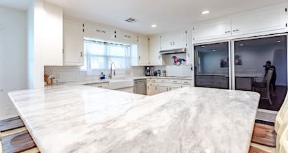 NEW! Moonlight Manor- Pool & Hot Tub- Just minutes from Downtown Waco