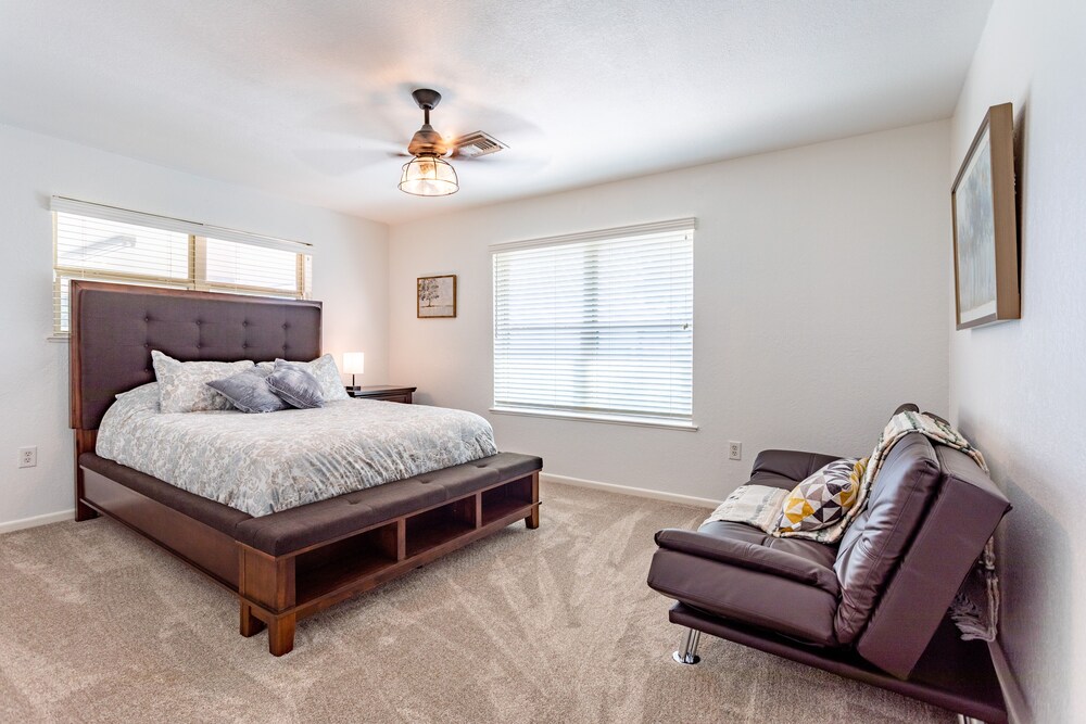 NEW! Moonlight Manor Pool & Hot Tub Just minutes from Downtown Waco