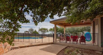 NEW! Moonlight Manor- Pool & Hot Tub- Just minutes from Downtown Waco