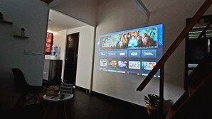 Een bioscoopzaal met een groot scherm waarop een filmplakat staat.