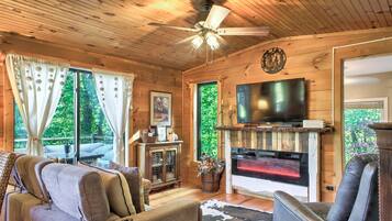 Tv, eldstad, dvd-spelare och bordsfotboll