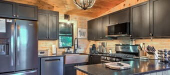 Copper Kettle Cabin A peaceful cabin, pet friendly near Hendersonville