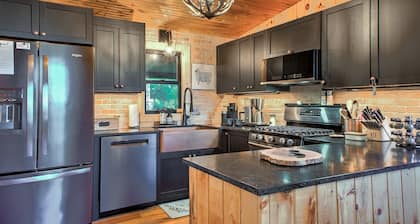 Copper Kettle Cabin A peaceful cabin, pet friendly near Hendersonville