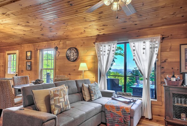 Téléviseur, foyer, lecteur de DVD, table de baby-foot