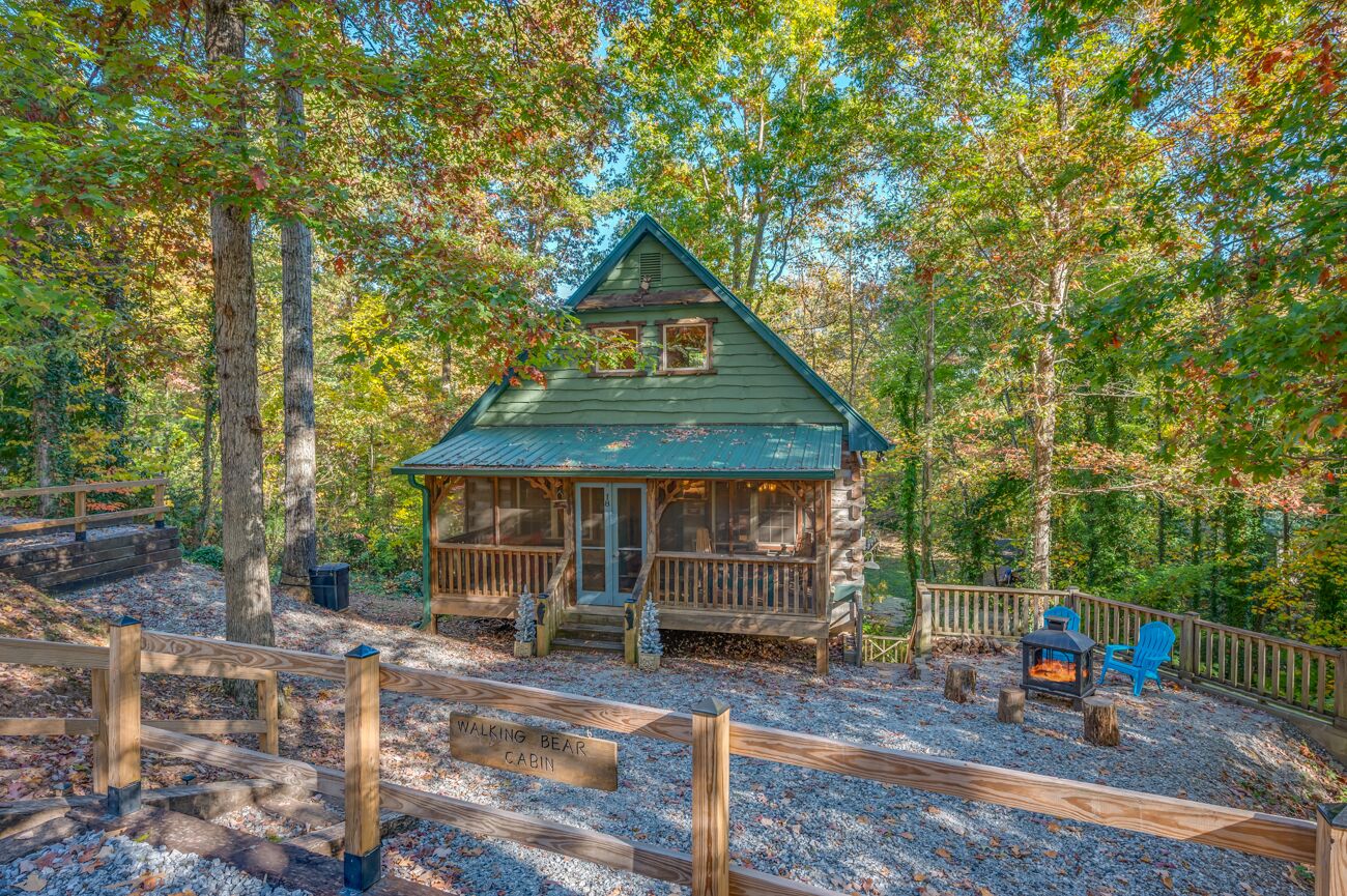 Walking Bear Cabin A peaceful cabin near TIEC with games and fire pit