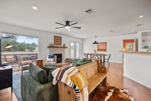 Smart TV - 🌿 Private Hill Country Retreat with Fenced Yard + Fire Pit | Pet Friendly | Heritage House 🌄 (Dripping Springs)