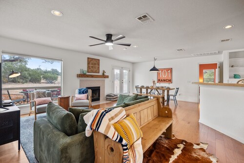 🌿 Private Hill Country Retreat with Fenced Yard + Fire Pit | Pet Friendly | Heritage House 🌄