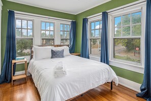 5 bedrooms, iron/ironing board, WiFi, bed sheets