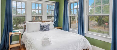 5 bedrooms, iron/ironing board, WiFi, bed sheets