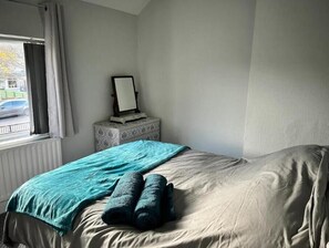 2 habitaciones, tabla de planchar con plancha, wifi y ropa de cama