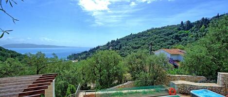 Een verwarmd zwembad