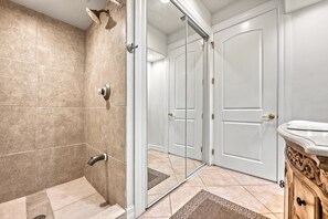 Douche, baignoire à jets, sèche-cheveux, serviettes fournies