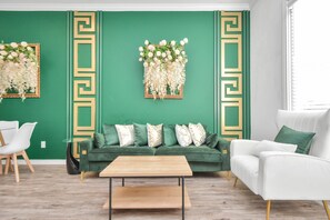 Living area - Three bedroom, 3.5 bathroom townhome 10 mins from Houston Hobby airport. (Houston)