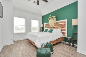 Room - Three bedroom, 3.5 bathroom townhome 10 mins from Houston Hobby airport. (Houston)