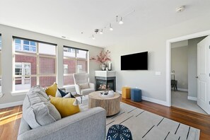 Smart TV, fireplace - #HabitueHomes - CitySide Serenity - Downtown! Views! (Boise)