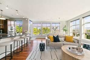 Smart TV, fireplace - #HabitueHomes - CitySide Serenity - Downtown! Views! (Boise)