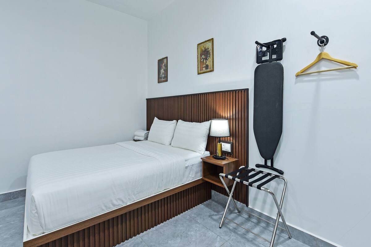 Deluxe Double Room, 1 Queen Bed | Iron/ironing board, bed sheets