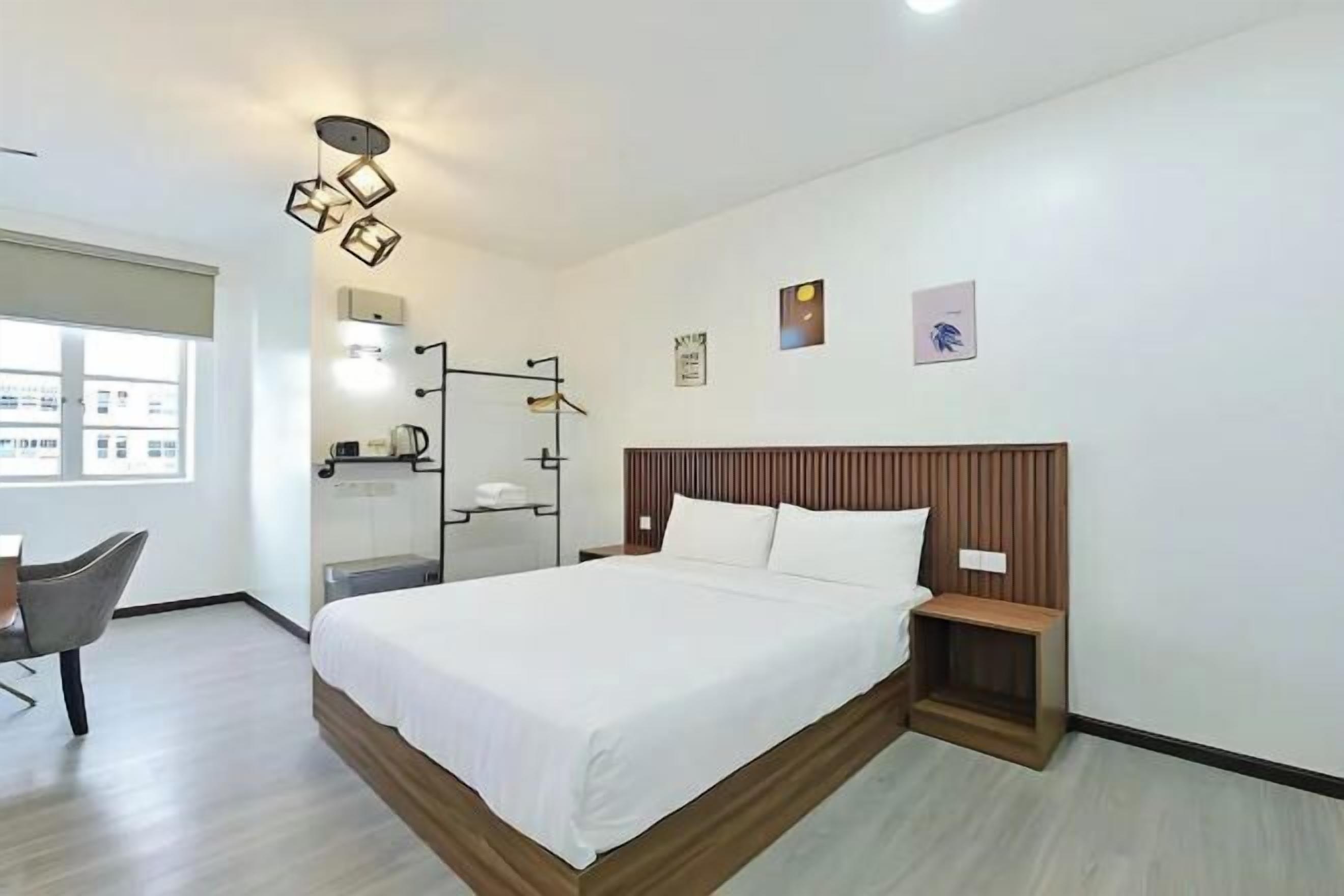 Iron/ironing board, bed sheets