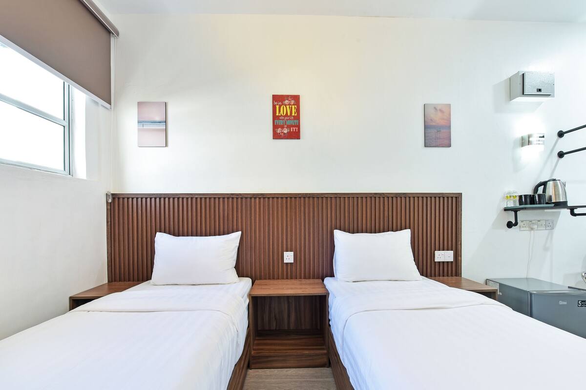 Deluxe Twin Room | Iron/ironing board, bed sheets