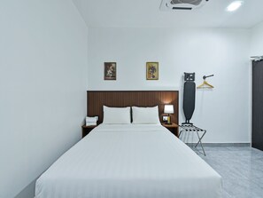 Deluxe Double Room, 1 Queen Bed | Iron/ironing board, bed sheets - Capital O 90882 Padi Hotel  (Alor Setar)