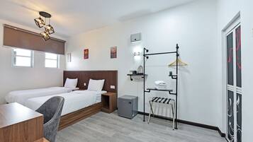 Deluxe Twin Room | Iron/ironing board, bed sheets