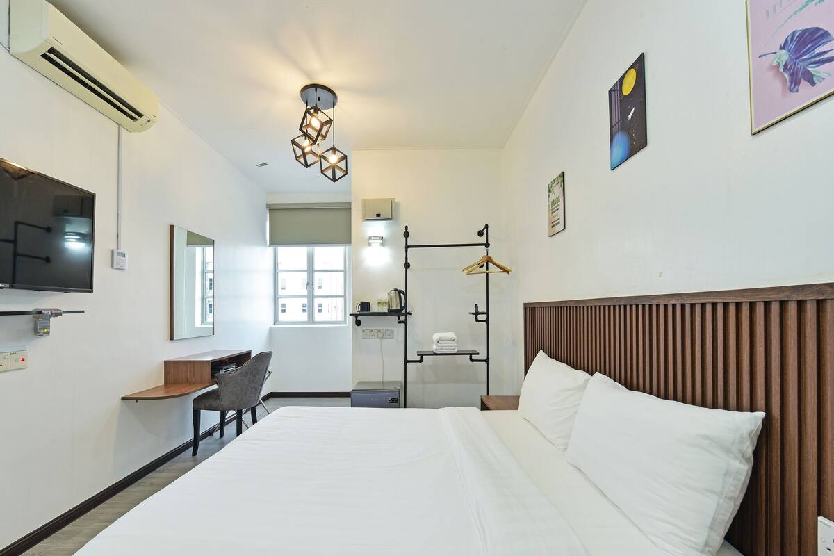 Executive Suite | Iron/ironing board, bed sheets