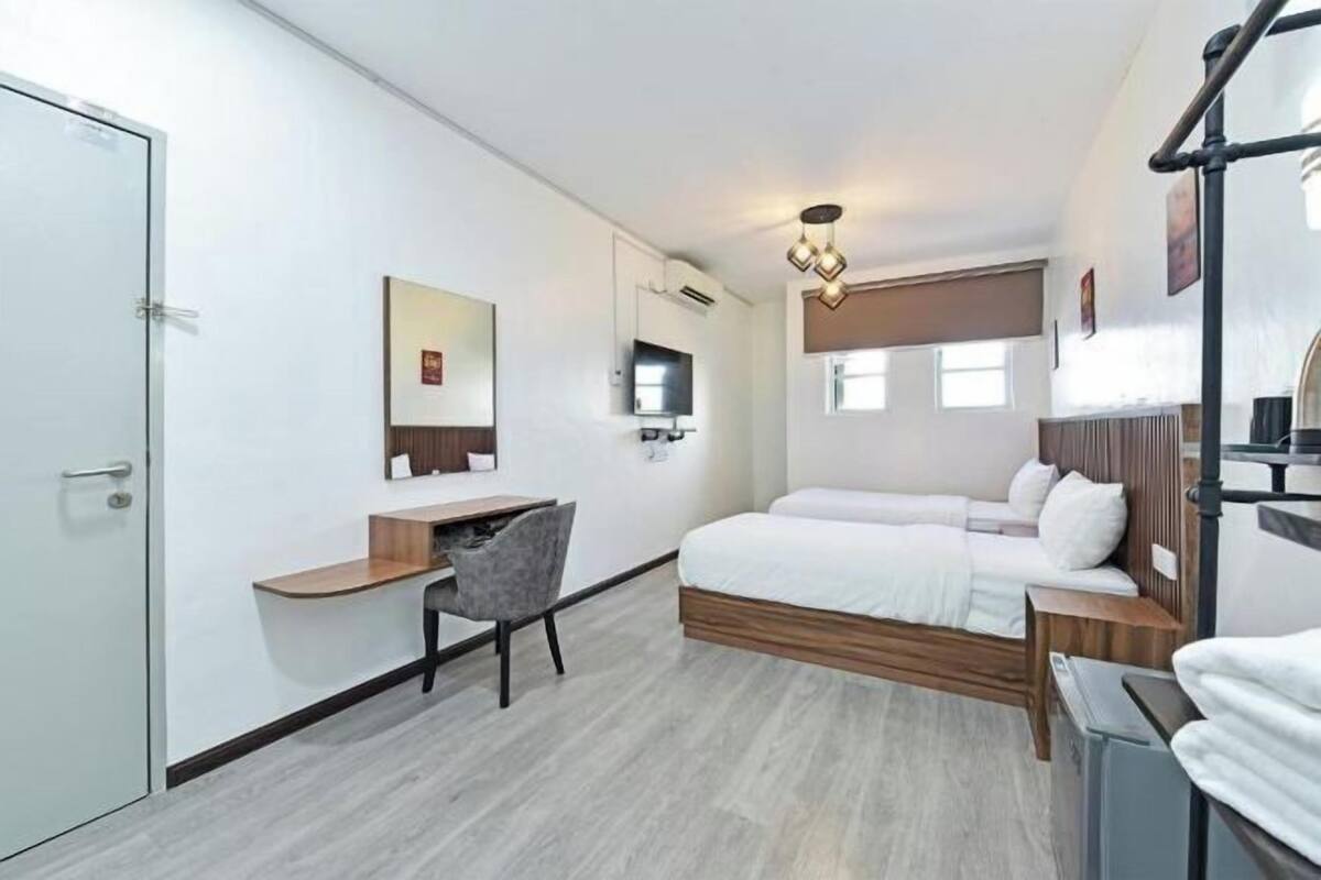 Iron/ironing board, bed sheets
