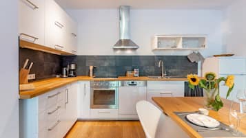 Køleskab, mikrobølgeovn, ovn, kogeplade