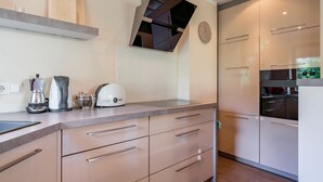 Eine moderne Küche mit Backofen, Kaffeemaschine und Toaster.