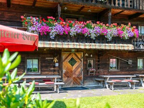 Outdoor dining - Farmhouse for large groups in a secluded location (Wörgl)
