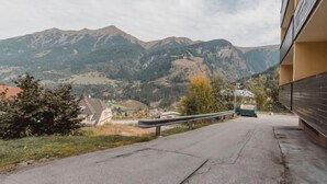 A residential street with a view of mountains. - Apartment Smilla by Interhome (Bad Gastein)