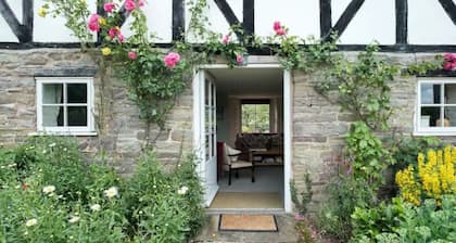 Pretty cottage in idyllic lakeside Wyeside setting