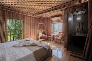 Traditional Double Room | Bathroom | Shower, hydromassage showerhead, free toiletries, hair dryer