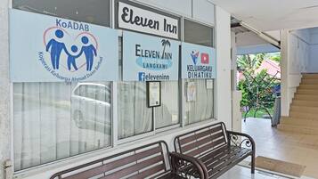 Ein Gebäude mit Schildern für 'Eleven Inn' und 'KoADAB'.