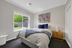 3 bedrooms, desk, iron/ironing board, travel cot - Paradise on Prince - Sleek & Stylish, Pets Allowed (Orange)