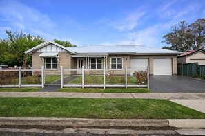 Exterior - Paradise on Prince - Sleek & Stylish, Pets Allowed (Orange)