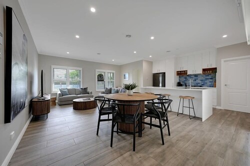 Paradise on Prince - Sleek & Stylish, Pets Allowed